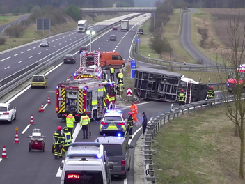 Vollsperrung auf A73: Frau nach Unfall schwerverletzt - Gaffer macht Probleme