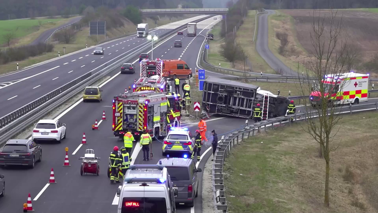 Vollsperrung auf A73: Frau nach Unfall schwerverletzt - Gaffer macht Probleme