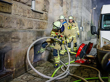 Kellerbrand in F&uuml;rth: Feuerwehr rettet Bewohner &uuml;ber Leiter