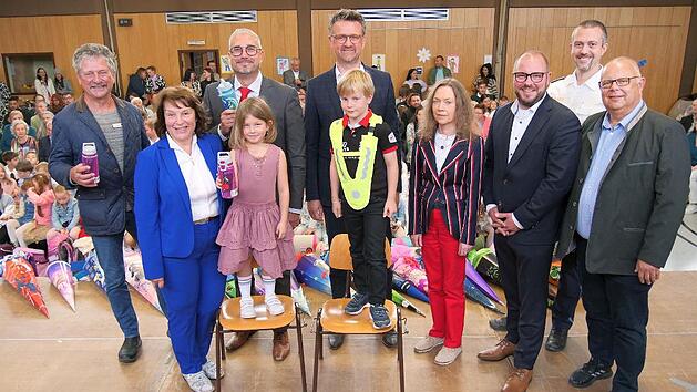 Ganz sch&ouml;n aufregender Tag f&uuml;r Mailin und Bastian (vorne auf den St&uuml;hlen), die gemeinsam mit Wolfgang Sommer (Abfallberater am Landratsamt Coburg), Schulleiterin Brigitte Kr&auml;u&szlig;lein, Jens Frembs, Christian Grebner, Gisela Rohde, Sebastian Straubel,...