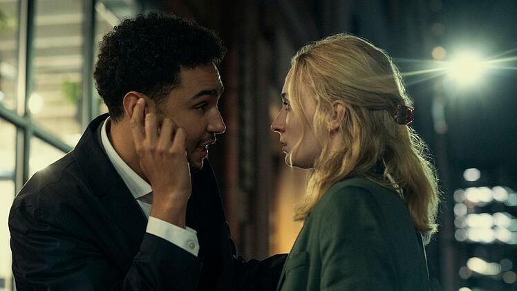 Zara (Sophie Turner) und Luke (Archie Madekwe) werden tiefer in die Sache hineingezogen, als ihnen lieb ist.