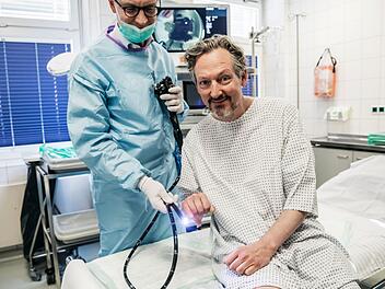 Eckart von Hirschhausen (rechts) m&ouml;chte Menschen m&ouml;gliche Schrecken nehmen, sich einer Darmspiegelung zu unterziehen.