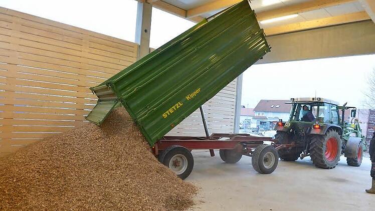 Die erste Ladung Hackschnitzel wird in den neuen Vorratsbunker gekippt. Fotos: Ronald Rinklef