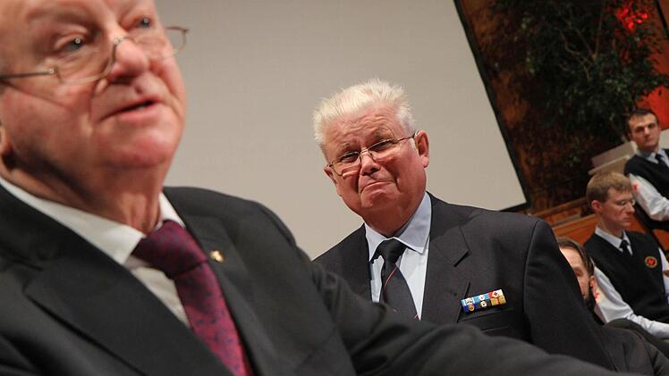 Sichtlich gerührt: Heinrich Grötsch bei der Rede des Präsidenten des Deutschen Roten Kreuzes, Dr. Rudolf Seiters.  Foto: Gründel