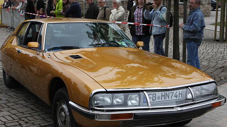Citroen SM Baujahr 1970 mit Maserati-motor; beachtlich die heute wieder aktuellen mitlenkenden Scheinwerfer!