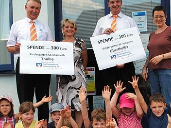 Fridolin Fischer (Geschäftsstelle Thulba/Oberthulba), Birgit Armbruster (Leitung Kindergarten Thulba), Herbert Wehner (Geschäftsstelle Oberthulba) und Sigrid Albrecht (Kindergarten Oberthulba, v. l.) freuen sich mit den Kindergartenkindern bei der Spendenübergabe.  Foto: Raiffeisenbank