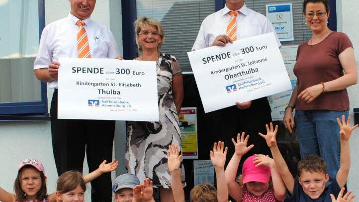 Fridolin Fischer (Geschäftsstelle Thulba/Oberthulba), Birgit Armbruster (Leitung Kindergarten Thulba), Herbert Wehner (Geschäftsstelle Oberthulba) und Sigrid Albrecht (Kindergarten Oberthulba, v. l.) freuen sich mit den Kindergartenkindern bei der Spendenübergabe.  Foto: Raiffeisenbank
