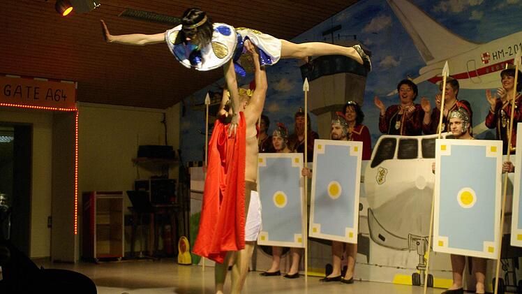 Beim Weiberfasching in Aura. Foto: Winfried Ehling