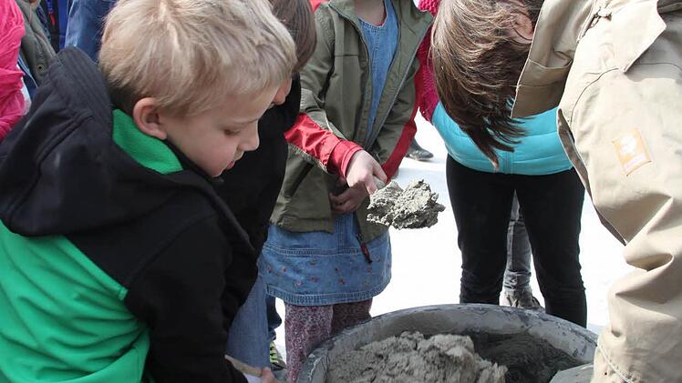 Auch die Kinder packten mit an. Foto: Jürgen Gärtner.