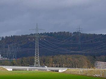 Die Bundesagentur könnte es sich vorstellen, dass neben der bereits im Bau befindlichen Höchstspannungsleitung (hier: zwischen Dörfles-Esbach und Oberwohlsbach) noch eine weitere Stromtrasse errichtet wird. Der Coburger Kreistag hat sich aber gestern in einer Resolution klar gegen das Projekt mit der Bezeichnung "P 44 mod." gestellt. Foto: Berthold Köhler