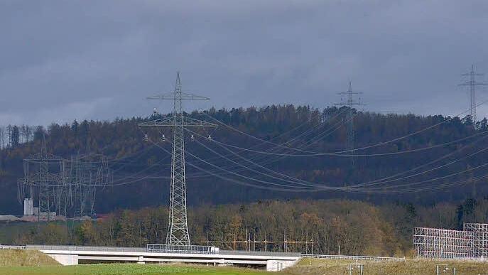 Die Bundesagentur könnte es sich vorstellen, dass neben der bereits im Bau befindlichen Höchstspannungsleitung (hier: zwischen Dörfles-Esbach und Oberwohlsbach) noch eine weitere Stromtrasse errichtet wird. Der Coburger Kreistag hat sich aber gestern in einer Resolution klar gegen das Projekt mit der Bezeichnung "P 44 mod." gestellt. Foto: Berthold Köhler