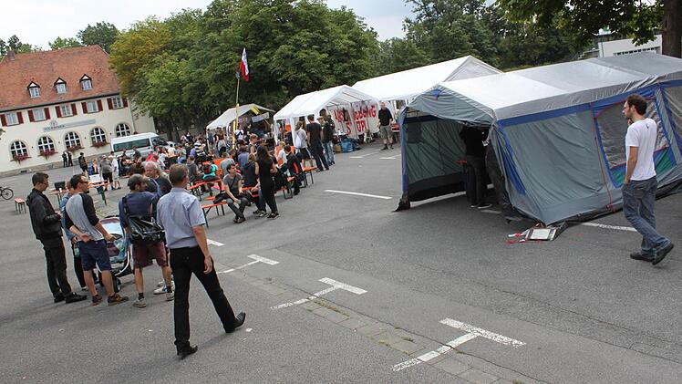 Das Protestcamp am frühen Mittag vor der Demov