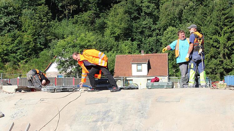 Die auf dem Gewölbe arbeitenden Männer sind angeseilt.  Foto: Friedwald Schedel