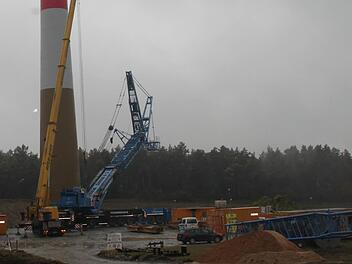 Der Turmbau hat schon begonnen. Acht Windräder werden im Windpark zwischen Lochau und Busbach aufgestellt. Fotos: Alexander Hartmann
