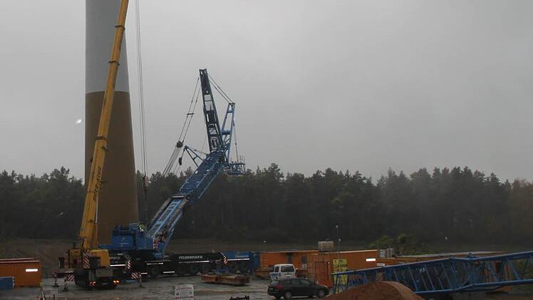 Der Turmbau hat schon begonnen. Acht Windräder werden im Windpark zwischen Lochau und Busbach aufgestellt. Fotos: Alexander Hartmann