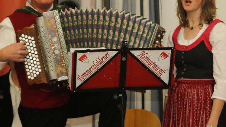 Der traditionellen fränkischen Volksmusik hat sich die "Pommersfeldner Heimatmusik" verschrieben. Otto Deppert begleitet seine Frau auf der Steirischen Harmonika. Foto: Michael Stelzner