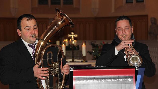 Die Bläser von "Pure Christmas" (oben) und der Chor der Liedertafel (unten) präsentierten stimmungsvolle Musik. Foto: Alexandra Kemnitzer