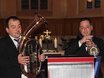 Die Bl&auml;ser von "Pure Christmas" (oben) und der Chor der Liedertafel (unten) pr&auml;sentierten stimmungsvolle Musik. Foto: Alexandra Kemnitzer