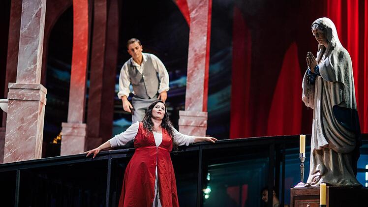 Die Neuinszenierung von Puccinis Oper "Tosca" eröffnete den Premieren-Reigen am Landestheater Coburg. In der Titelpartie: Celeste Siciliano.Foto: Sebastian Buff