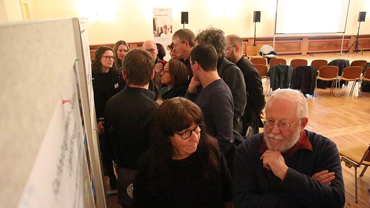 Bei einem "Lokalforum" im Redoutensaal in Erlangen diskutierten Bürger mit Vertretern des Zweckverbands Stadt-Umland-Bahn (StUB) über Varianten der Regnitzquerung. Foto: Christian Bauriedel
