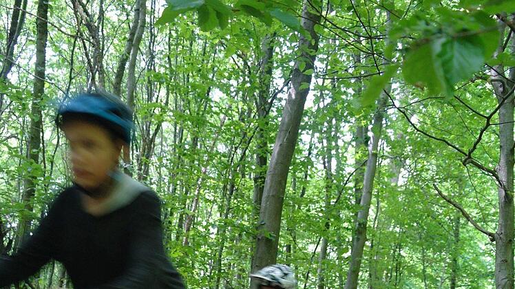 Nicht "wie die Axt im Walde", sondern umsichtig fahren die Schüler der MTB-AG auf ihrem selbst angelegten Trail. Stephaie Elm