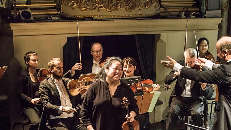 Als Solistin beeindruckte die Bratschistin Zhuo Lu beim Sinfonie des Landestheaters unter der Leitung von Roland Kluttig.Foto: Jochen Berger