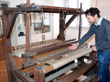 Dieser Webstuhl im Henneberg-Museum erinnert daran, dass mit der  Herstellung von Stoffen in Münnerstadt einst viel  Geld verdient wurde.   Museumsleiter Nicolas Zenzen schätzt, dass er aus dem 19. Jahrhundert  stammt. Foto: Dieter Britz