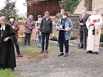 Regionalbischöfin Greiner enthüllt eine der Info-Tafeln. Foto: Klaus Klaschka