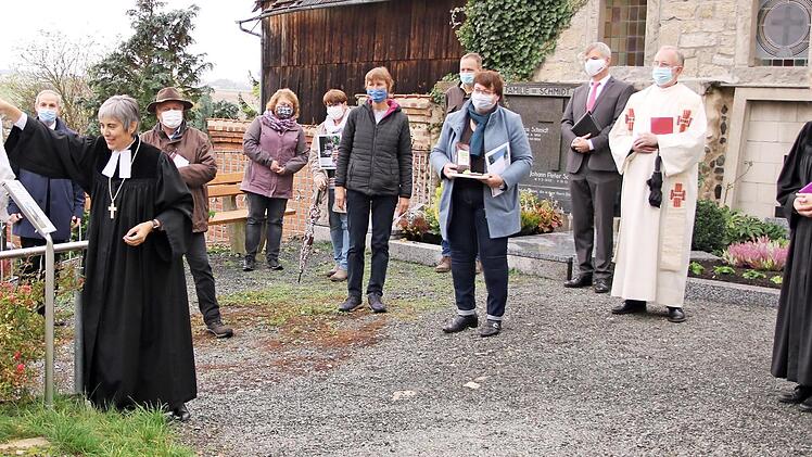 Regionalbischöfin Greiner enthüllt eine der Info-Tafeln. Foto: Klaus Klaschka