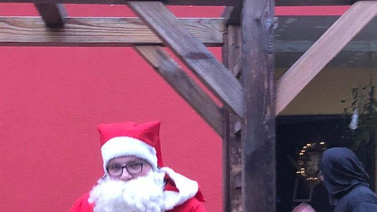 Nikolaus und Knecht Rupprecht waren in Detter unterwegs. Foto: Lorena Dernbach