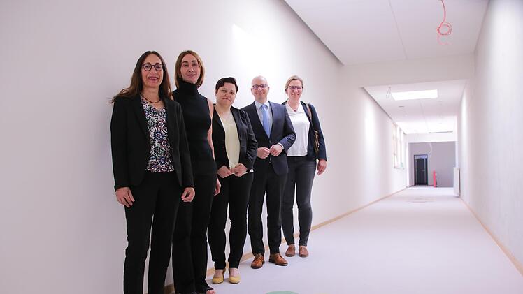 Ingrid Fleischer (Bauamt, von links), Marietta Menz, Stefanie Kauffmann, OB Dirk Vogel und Christine Schwind an einer Aktivfläche im Flur des Anbaus. Die Wand wird zum Klettern aufgerüstet.
