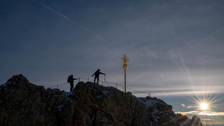 Zugspitz-Gipfelkreuz wird ins Tal geflogen und restauriert