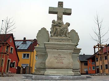 Gelungene Dorferneuerung: Frisch restauriert steht das Kriegerdenkmal auf dem neu gestalteten Marktplatz in Stadtschwarzach. Foto: Pfannes
