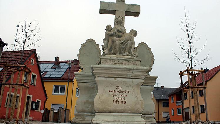 Gelungene Dorferneuerung: Frisch restauriert steht das Kriegerdenkmal auf dem neu gestalteten Marktplatz in Stadtschwarzach. Foto: Pfannes