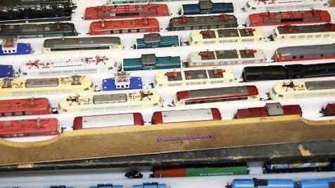 Blick in die Kiste der Träume: Darin werden die Züge aufbewahrt, die über die verschiedenen Anlagen rollen. Foto: Simone Bastian