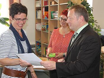 Landrat Thomas Bold überreichte Monika Fella (links) und sechs weiteren Schulbetreuerinnen die Urkunde. Karen Pohle, stellvertretende Vorsitzende des Trägervereins Generationen-Netz, gratulierte. Fotos:  Edgar Bartl