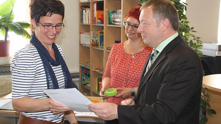 Landrat Thomas Bold überreichte Monika Fella (links) und sechs weiteren Schulbetreuerinnen die Urkunde. Karen Pohle, stellvertretende Vorsitzende des Trägervereins Generationen-Netz, gratulierte. Fotos:  Edgar Bartl