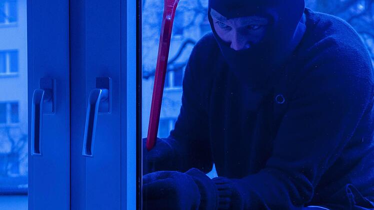 Mit einfachen Werkzeugen hebeln die Einbrecher meist Türen und Fenster auf. In den Wintermonaten haben sie Hochkonjunktur. Foto: dpa