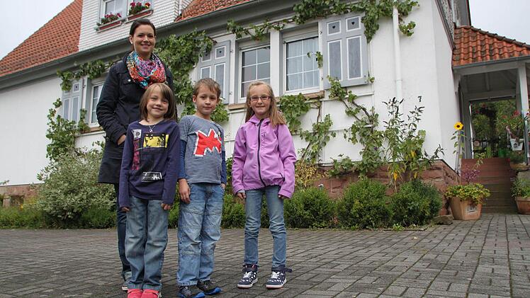 Eigentlich sollten heuer keine Erstklässler mehr eingeschult werden. Nun sitzen Fabienne (v. l.), Lars und Paulina trotzdem auf der Schulbank und werden von Klassenlehrerin Christiane Möller unterrichtet.