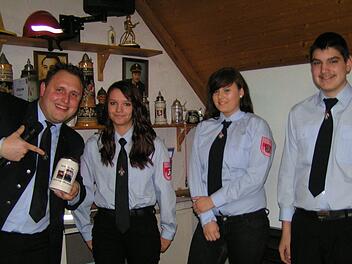 Junge Feuerwehrleute bedanken sich mit einem Krug bei Jugendwart Christopher Amon für die gute Jugendarbeit.  Fotos: Heidi Amon