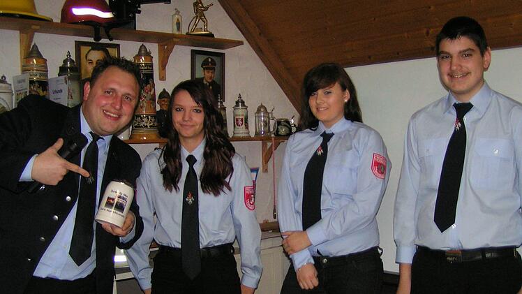 Junge Feuerwehrleute bedanken sich mit einem Krug bei Jugendwart Christopher Amon für die gute Jugendarbeit.  Fotos: Heidi Amon