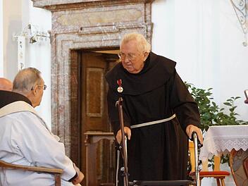 Bruder Pius Pfaller (rechts) spricht mit Pater Dagobert Scharf und Pater Bonaventura Kohlmann (von links). Fotos: Arkadius Guzy