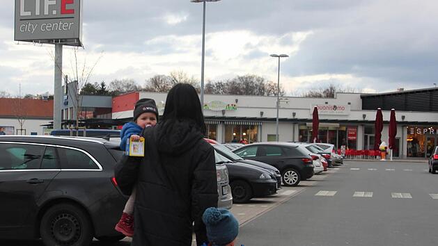Mit ihren Kindern sucht diese Mutter vergeblich nach einer &ouml;ffentlichen Toilette beim Lichtenfelser Fachmarktcenter. Foto: Sarah Zubel