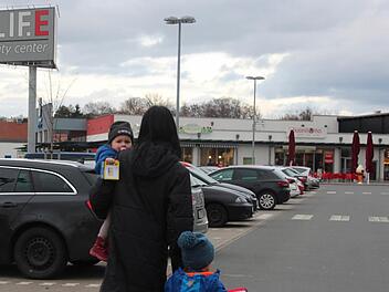 Mit ihren Kindern sucht diese Mutter vergeblich nach einer öffentlichen Toilette beim Lichtenfelser Fachmarktcenter. Foto: Sarah Zubel