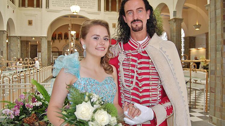 Quellenkönigin Victoria Brath (20) und ihr Fürst Ferenc II. Rakoczy alias Timo Baier Foto: Sigismund von Dobschütz