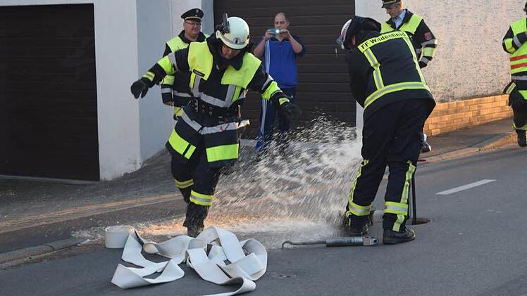 Eine Schlauchleitung wird aufgebaut.Foto: Daniela Pondelicek