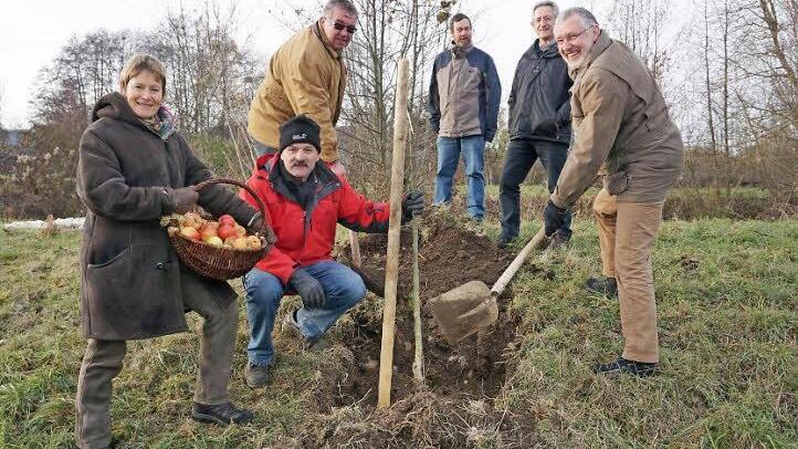Pflanztermin für den "Frauenrother Wilden" im Streuobstgarten Hausen. Das Bild zeigt von links: Dr. Doris Pokorny, Adam Zentgraf, Bürgermeister Fridolin Link, Franz-Peter Ullmann (Landratsamt Bad Kissingen), Roland Lenhart (Sachgebietsleiter Naturschutz, Landratsamt Bad Kissingen) und Bürgermeister Waldemar Bug.  Foto: Marion Eckert