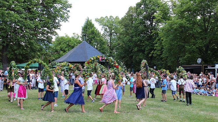 Die Viertklässler beim BogentanzFoto: Katharina Müller-Sanke