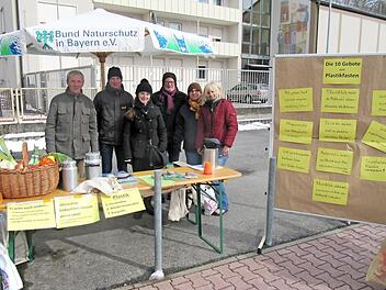 Mitglieder der BN-Kreisgruppe warben f&uuml;rs "Plastikfasten", um den Plastikm&uuml;ll weiter zu verringern und gaben viele Tipps, wie der Verbraucher in der christlichen Fastenzeit einen Anfang machen k&ouml;nne. Foto: privat