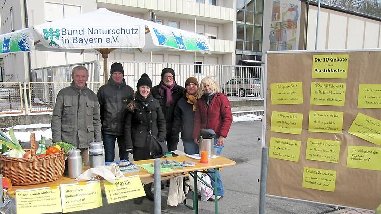 Mitglieder der BN-Kreisgruppe warben f&uuml;rs "Plastikfasten", um den Plastikm&uuml;ll weiter zu verringern und gaben viele Tipps, wie der Verbraucher in der christlichen Fastenzeit einen Anfang machen k&ouml;nne. Foto: privat